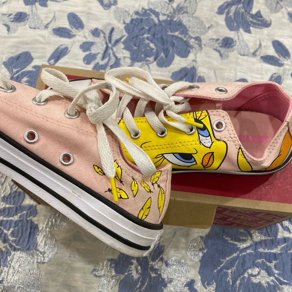 Retro Loonie Tunes Tweety Bird Converse - Size 3 Kids - Picture 3 of 7